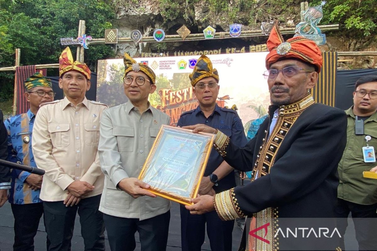 Menteri Kebudayaan Fadli Zon Dianugerahi Gelar Adat Muna Sangia Tilano Lia Metaduno di Sultra