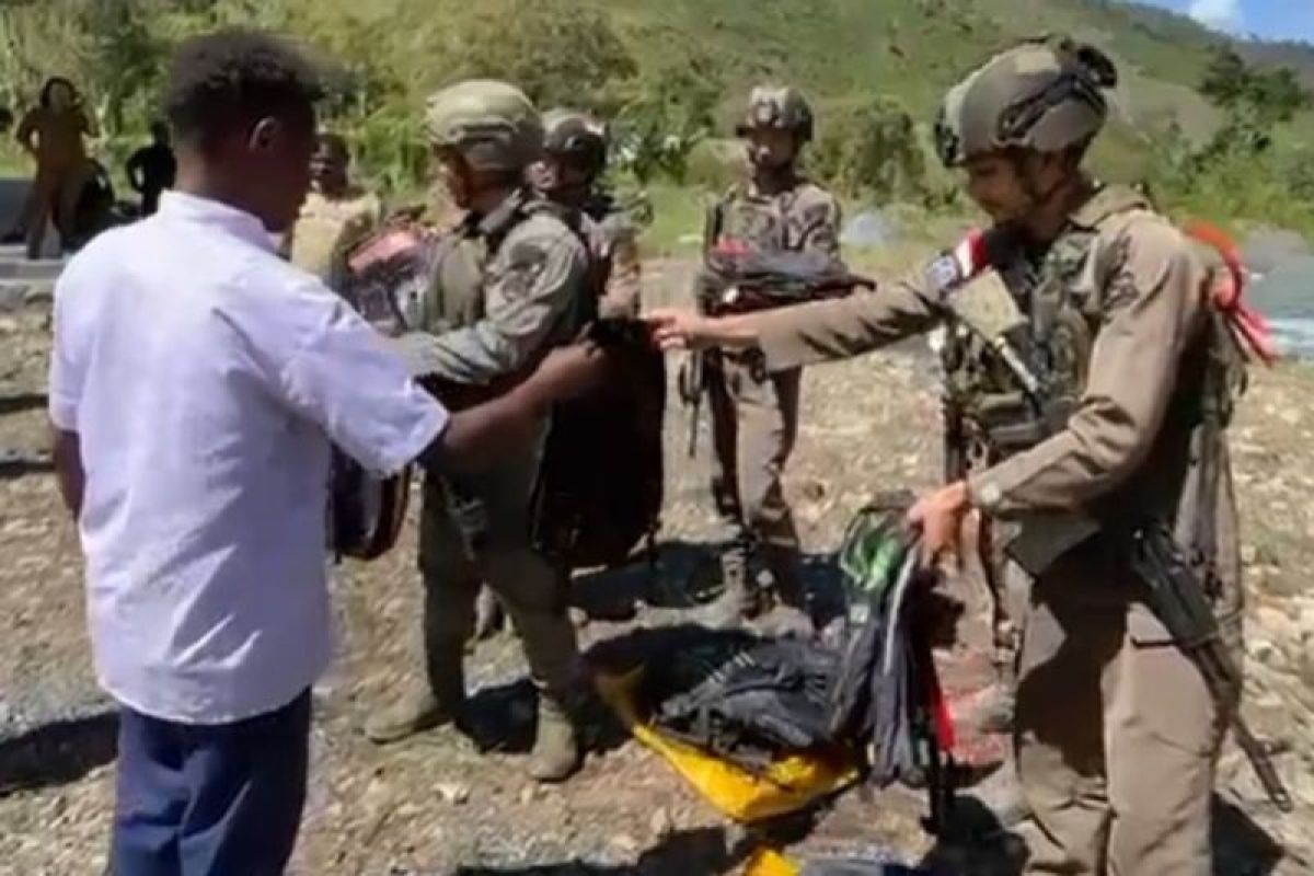 Satgas Damai Cartenz Serahkan Bantuan Alat Tulis ke Pelajar SMP Satu Atap Mewoluk Puncak Jaya