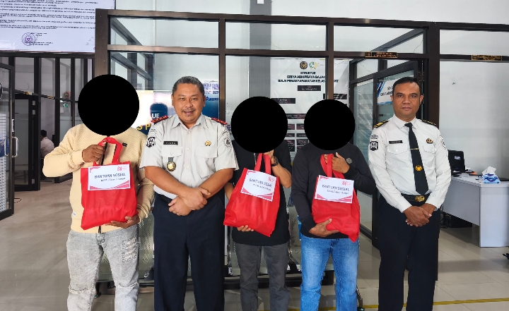 Bapas Sampit Salurkan Bantuan Sosial ke Klien Pemasyarakatan, Kepala Bapas: Wujud Dukungan Moral agar Tidak Kembali ke Jerat Hukum