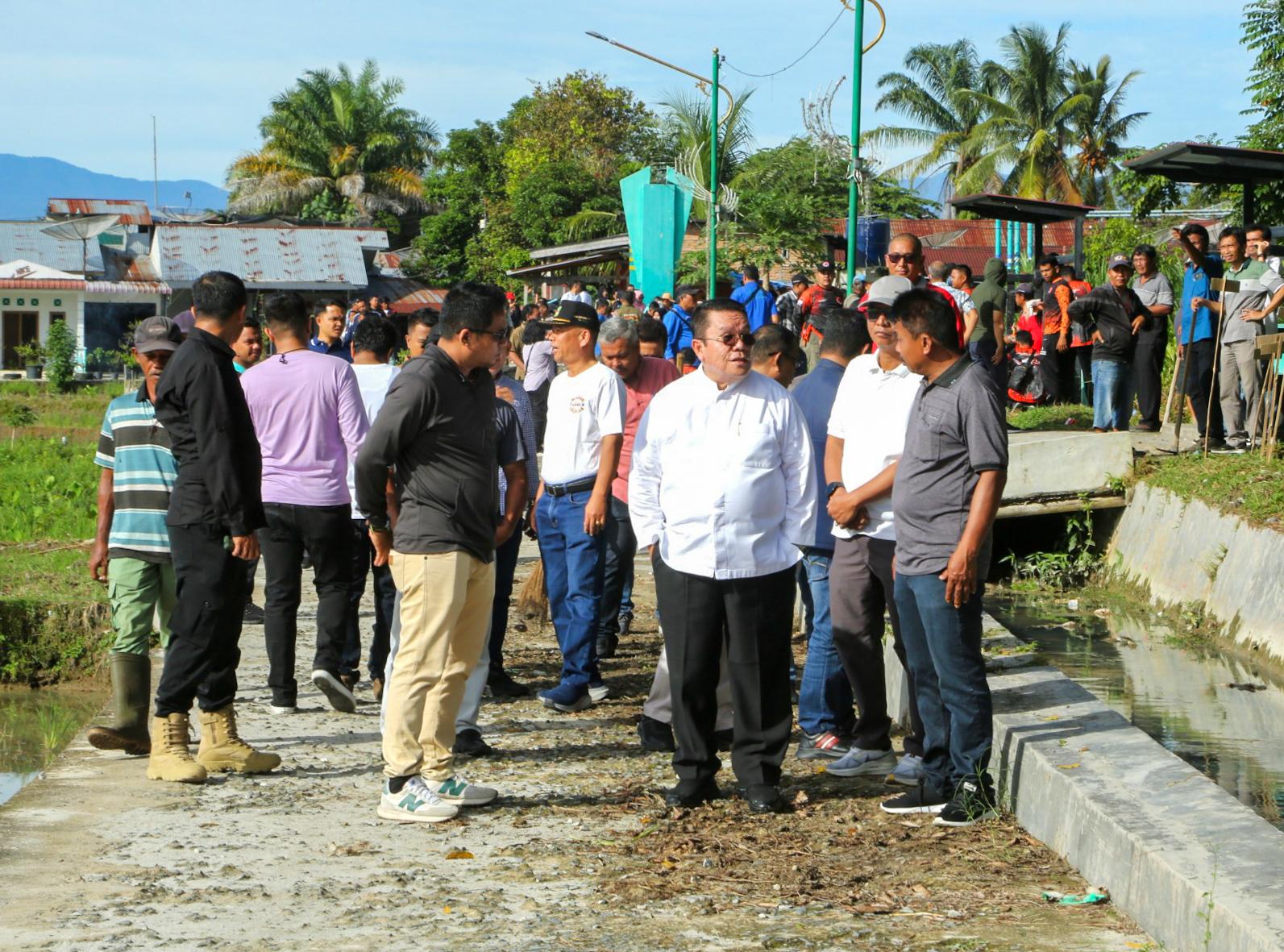 Wali Kota Pematangsiantar Wesly Silalahi Turun ke Drainase Sawah, Gotong Royong Bersihkan Sampah dan Rumput Liar