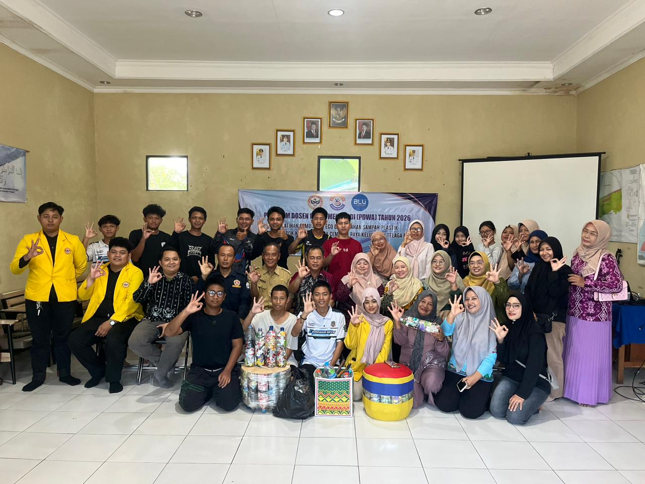 Dosen dan Mahasiswa Administrasi Bisnis ULM Kembali Turun ke Telaga Biru, Warga Dilatih Olah Sampah Plastik Jadi Ecobrick