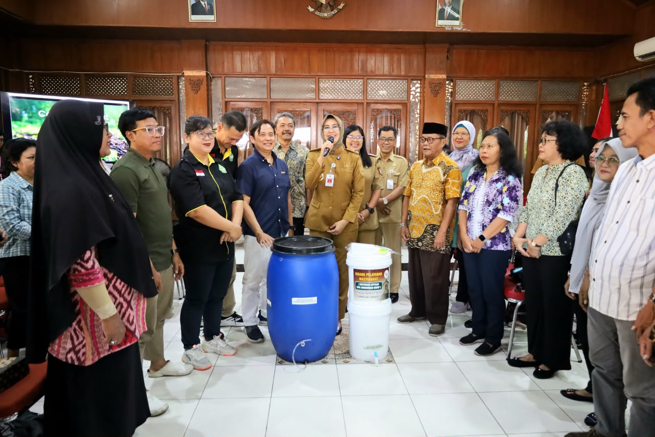 Wakil Wali Kota Solo Soroti 65 Persen Sampah Organik, Gereja Santo Petrus Bagikan Komposter ke Warga Punggawan