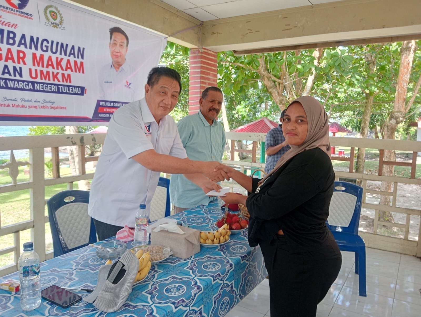 Ketua DPW Perindo Maluku Salurkan Dana Stimulan untuk 20 Kelompok UMKM di Tulehu, Bantu Semen dan Besi Pembangunan Pagar Makam Warga
