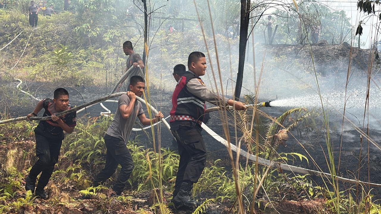 Karhutla di Poros Tanjung Selor KM 4 Bulungan Berhasil Dipadamkan Polisi