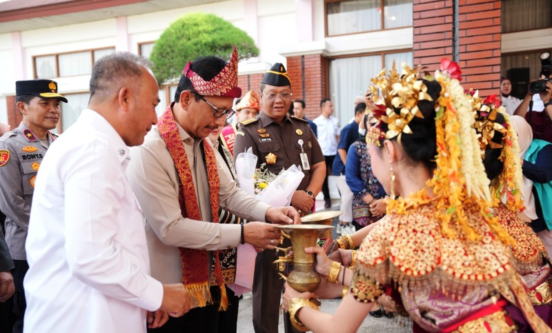 Kajati Sumsel Nurcahyo J.M. Disambut Tari Tanggai di Palembang, Langsung Pimpin Briefing ke Seluruh Kajari