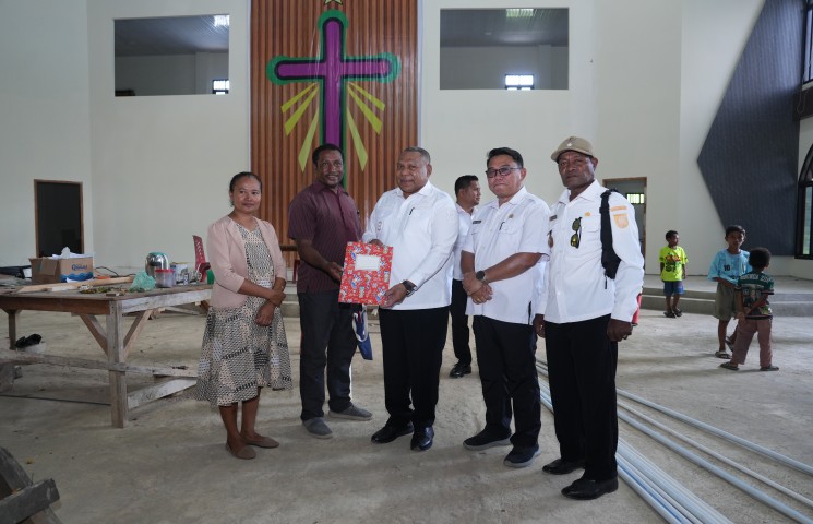Wagub Papua Aryoko Rumaropen Tinjau Pembangunan GKI Lembah Yordan di Emereuw, Jemaat Berharap Gedung Baru Segera Rampung