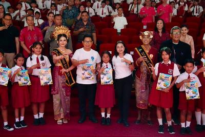 Bupati Badung Adi Arnawa Serahkan Anugerah Kumara Mangupura di Puncak HAN 2026, Ajak Anak Jauhi Perundungan