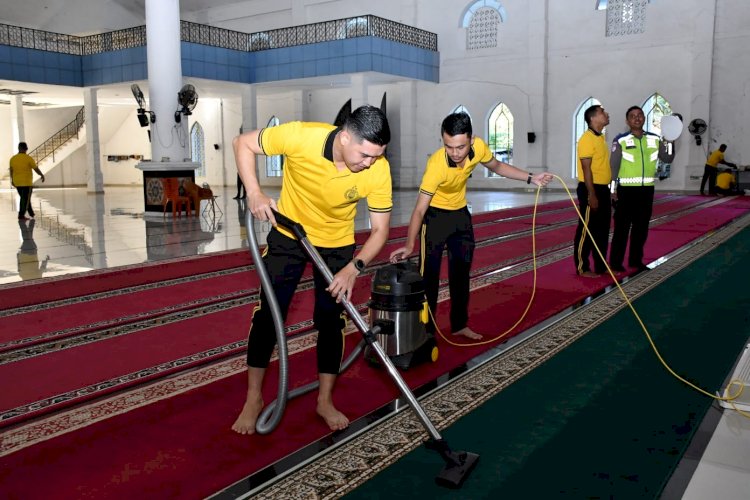 Sambut Hari Bhayangkara ke-80, Personel Polda NTT Bersihkan Masjid Raya Kupang dan Gereja Shalom Tuanailuis