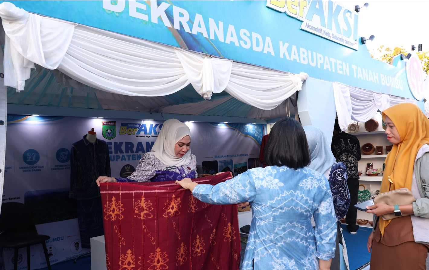 Dekranasda Tanah Bumbu Pamerkan Kain Tenun Pagatan dan Sasirangan Mangrove di Tala Craft 2026