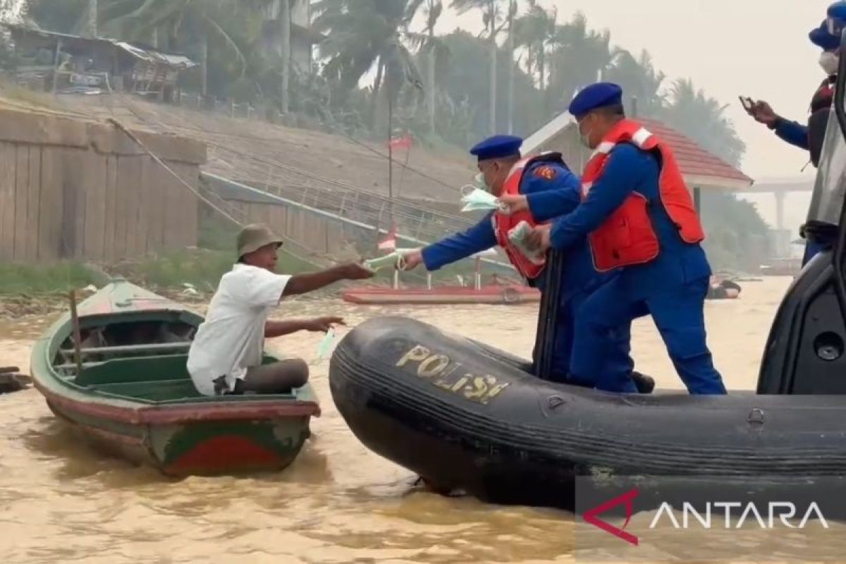 Ditpolairud Polda Jambi Bagikan 100 Paket Sembako dan Masker ke Warga Pinggir Sungai Batanghari