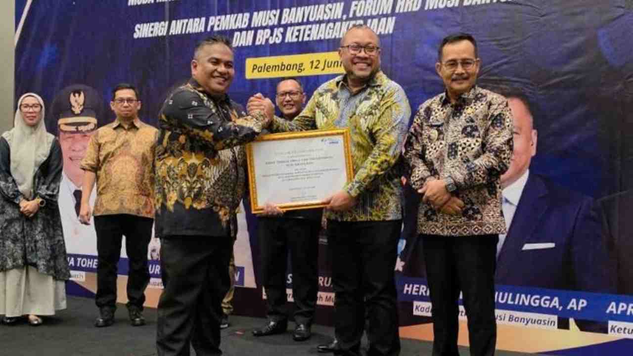 Disnakertrans Muba Jadi Pelopor Perlindungan Pekerja Rentan se-Sumsel, BPJS Ketenagakerjaan Beri Penghargaan