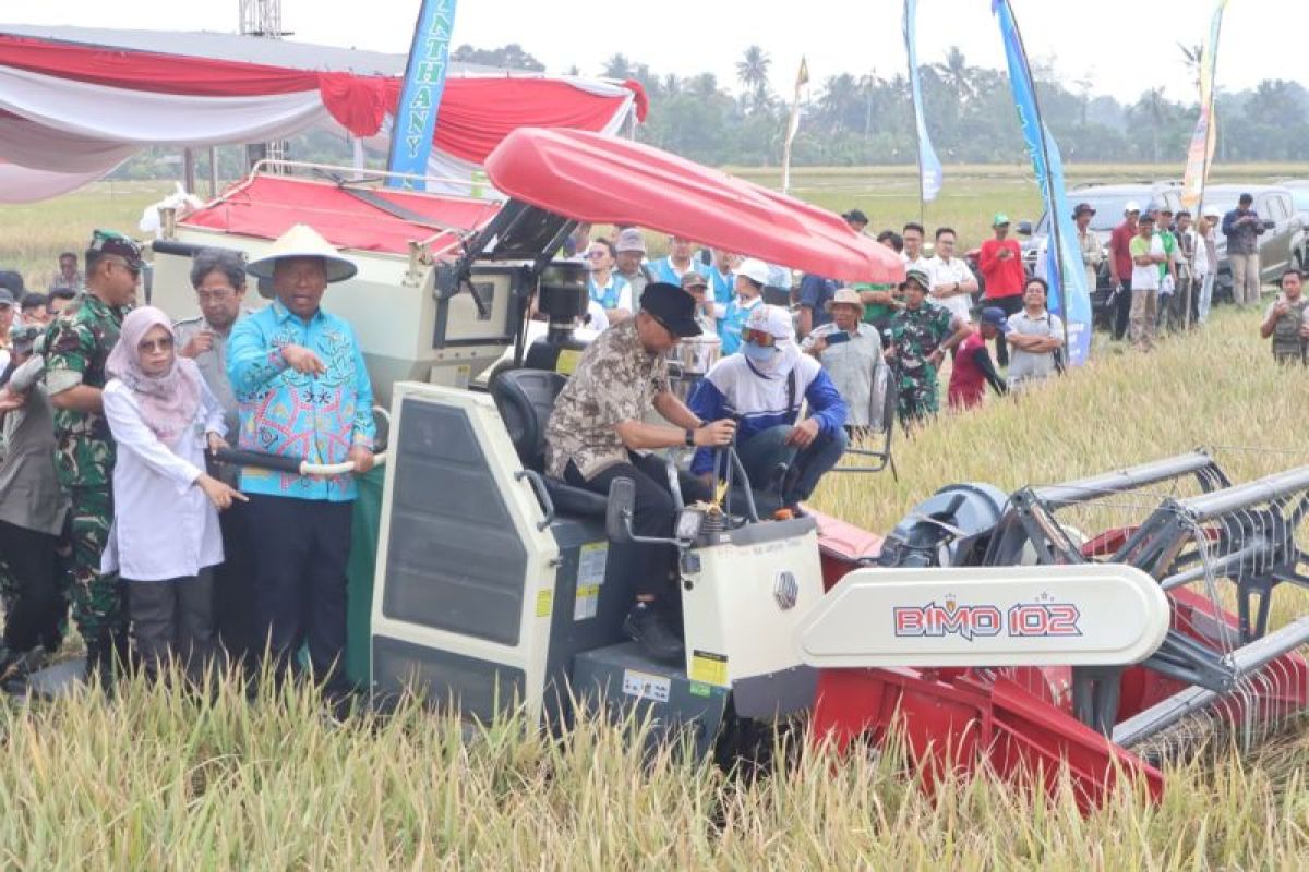 Gubernur Lampung Bagikan Rice Milling Unit ke Desa-Desa untuk Jaga Harga Beras Tetap Stabil
