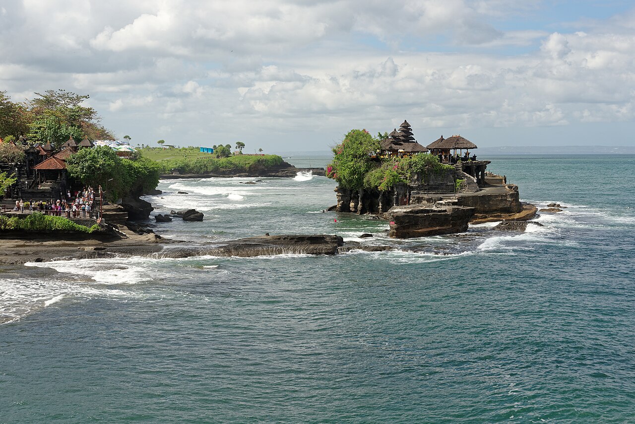 Tanah Lot, Pura Ikonik di Atas Batu Karang yang Sarat Legenda