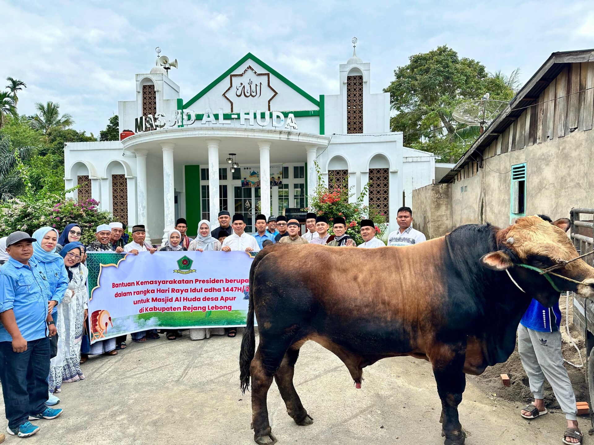 Plt Bupati Rejang Lebong Serahkan Sapi Kurban Presiden Prabowo di Desa Apur, Sampaikan 3 Pesan Idul Adha 1447 H