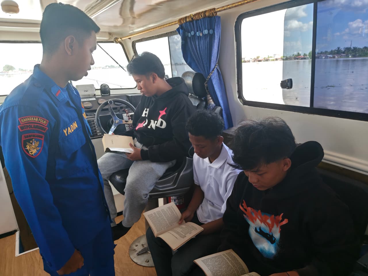 Personel Ditpolairud Polda Kalteng Dampingi Anak-Anak Belajar di Pondok Baca Melek Huruf Kapuas, Tanamkan Gemar Membaca