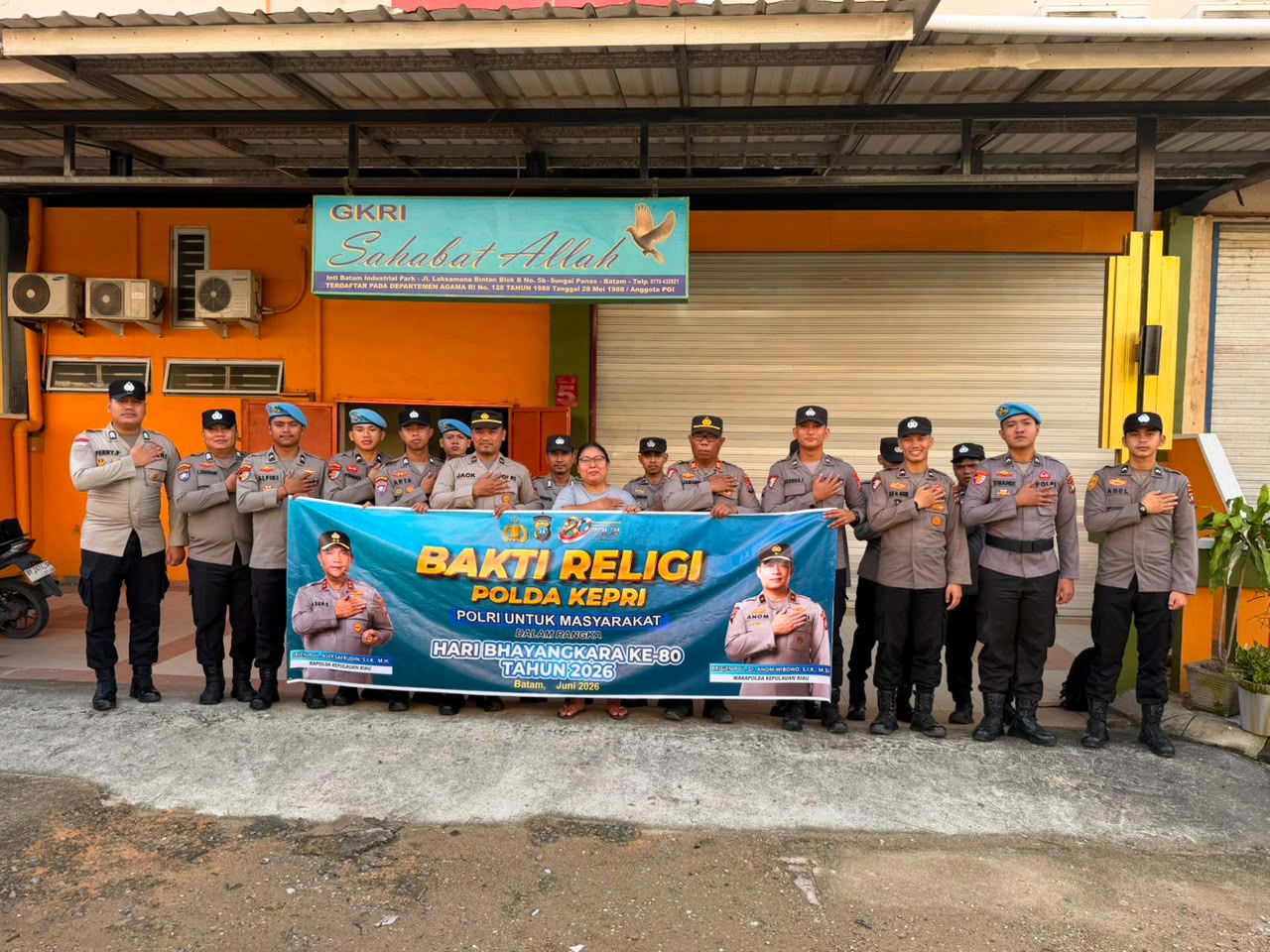 Sambut Hari Bhayangkara ke-80, Polda Kepri Bersihkan Vihara dan Gereja di Batam, Ini Tujuannya