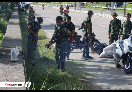 Prajurit TNI Gelar Karya Bakti Bersihkan Jalur Arteri Mamuju, Gotong Royong Wujudkan Lingkungan Sehat