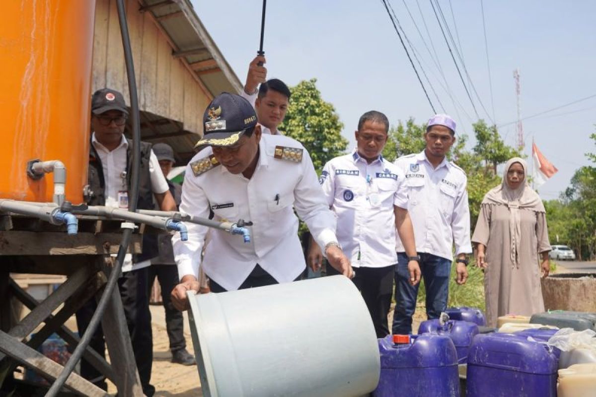 Bupati HSS Salurkan 10.000 Liter Air Bersih untuk Warga Desa Gumbil di Tengah Musim Kemarau