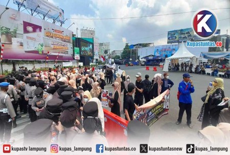 Puluhan Massa Unjuk Rasa Tolak Kunjungan Jokowi di Bandar Lampung, Sorot Isu HAM hingga Dugaan Ketidakadilan Hukum