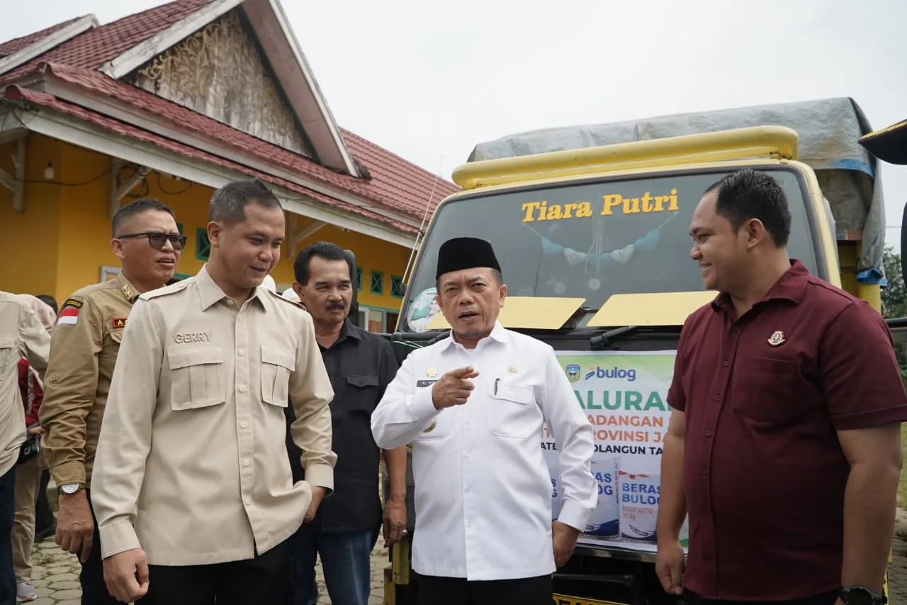 Gubernur Jambi Al Haris Salurkan 10,19 Ton Beras Cadangan untuk Korban Banjir di Sarolangun, 6.000 Jiwa Terbantu