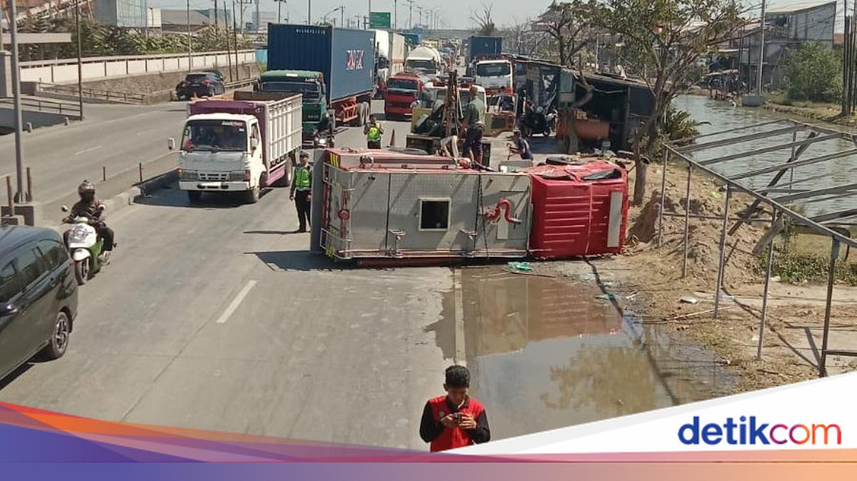 Truk Damkar Terguling di Pantura Demak Usai Tabrakan dengan Truk Tangki, 4 Petugas Luka-Luka