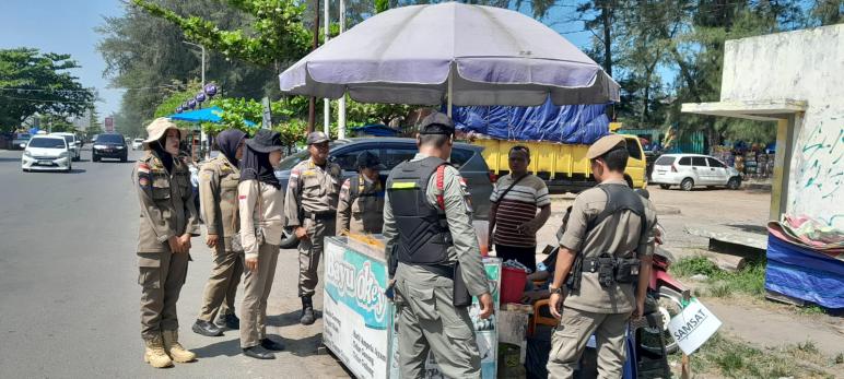 Menjelang Festival Tabot 2026, Satpol PP Kota Bengkulu Tertibkan Pedagang Kaki Lima dan Juru Parkir Ilegal di Pantai Panjang
