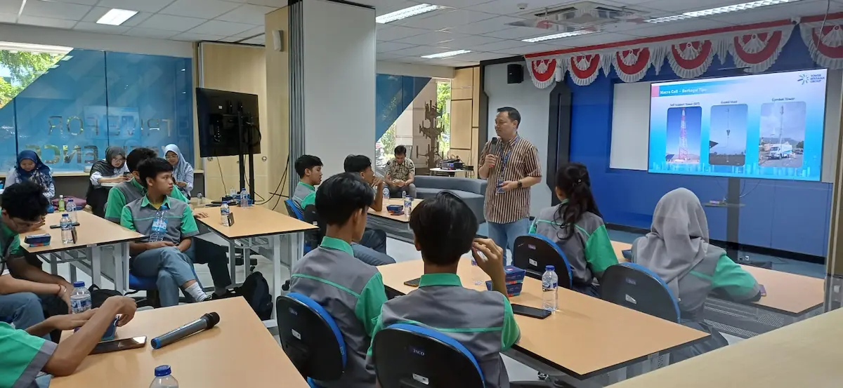 SMK di Bekasi Belajar Fiber Optik Langsung dari Teknisi TBIG, 55 Siswa Ikuti Kunjungan Industri