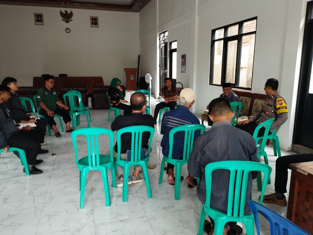 Bhabinkamtibmas Polsek Cijeungjing Hadiri Rapat Minggon Desa Ciharalang, Ini Tujuan Sambang Kamtibmas