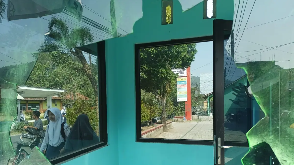 Gangster di Kebumen Lempar Bom Molotov ke Pos Jaga Desa dan Jarah Paket Jasa Ekspedisi, Empat Pemuda Ditangkap Polisi