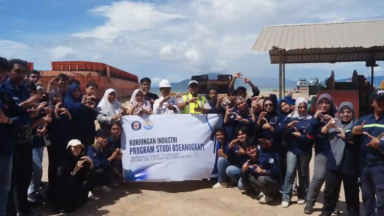Mahasiswa Oseanografi UHO Belajar Industri Kapal Langsung ke Galangan di Konawe Selatan, Ini yang Mereka Pelajari