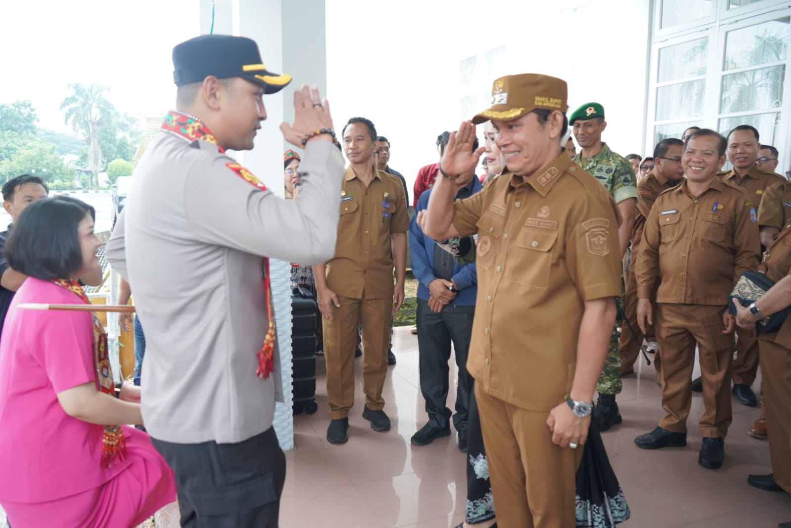 Kapolres Baru Murung Raya AKBP Agung Gima Sunarya Disambut Adat Dayak, Siap Perkuat Sinergi Kamtibmas dan Pembangunan