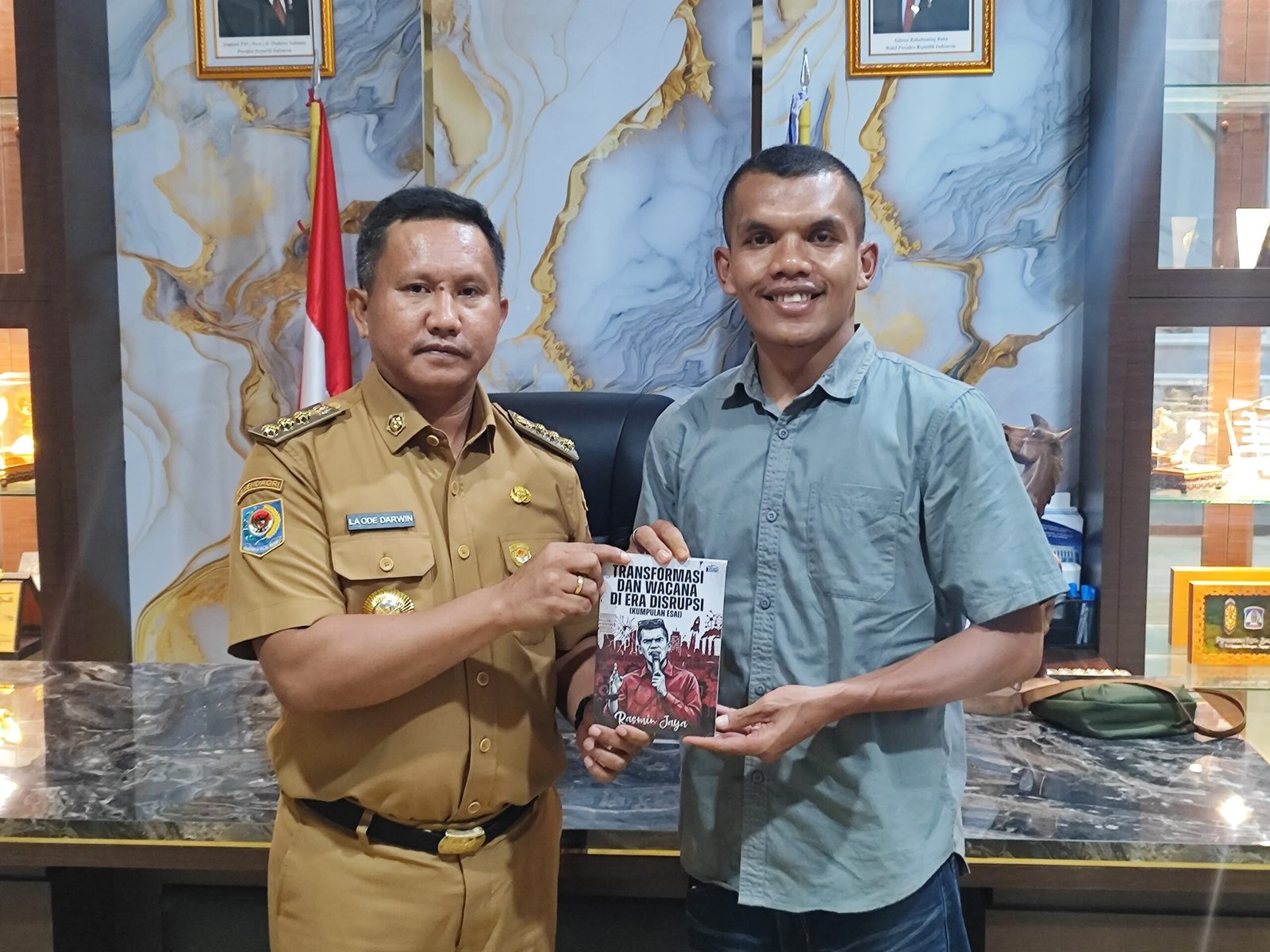 Bupati Muna Barat La Ode Darwin Apresiasi Buku Karya Anak Daerah, Dorong Literasi Jadi Pilar Pembangunan Menuju Liwu Mokesa