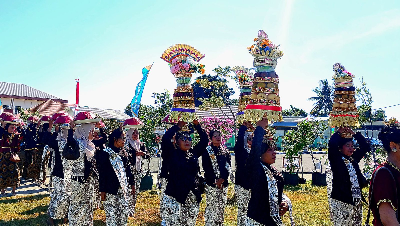 Parade Budaya dan Tradisi Begibung Meriahkan HUT ke-18 Lombok Utara, Ribuan Warga Tumpah Ruah