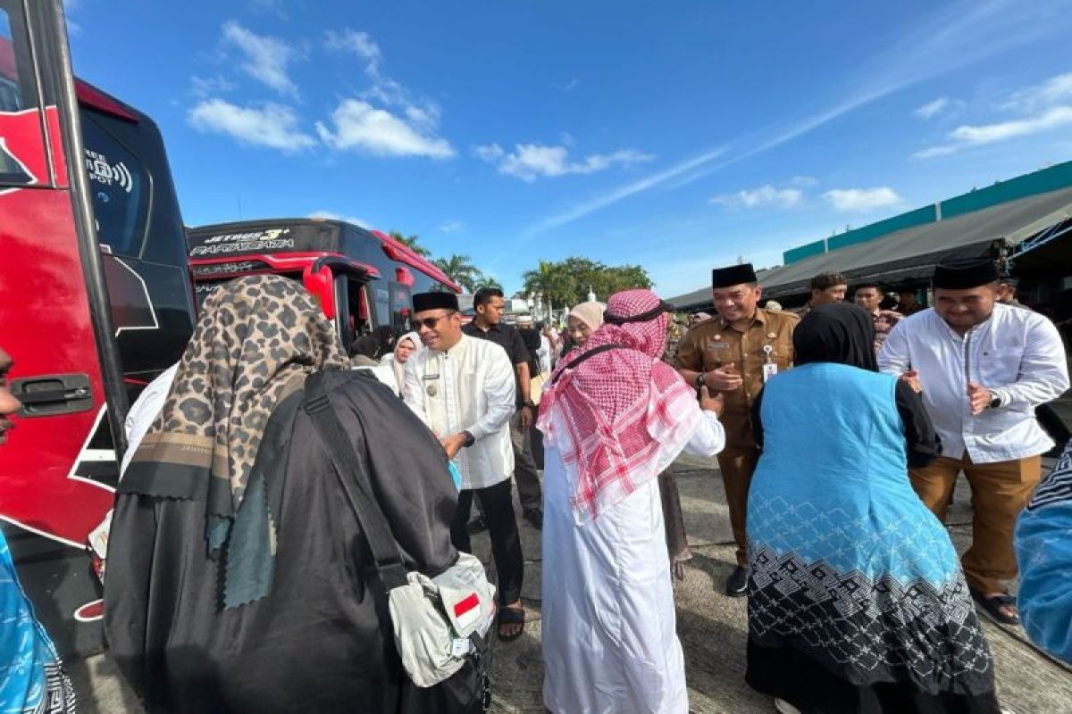 Wabup Kotabaru Syairi Mukhlis Sambut Kepulangan 340 Jemaah Haji Kloter 13 di Masjid Agung