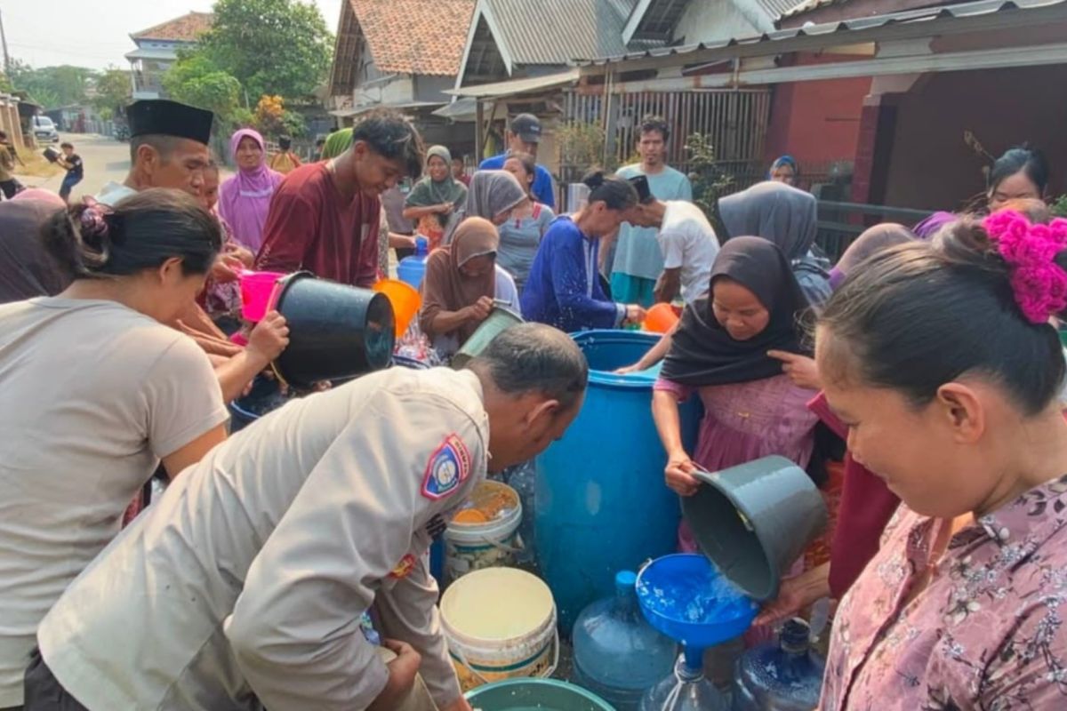 Polres Serang Salurkan 13.000 Liter Air Bersih ke Kampung Sambiayunan, Ratusan Warga Terdampak Kekeringan