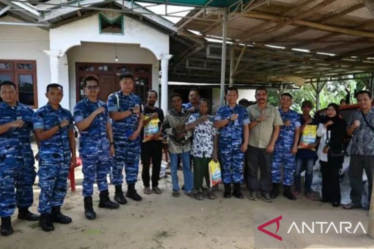 Lanud HAS Hanandjoeddin Belitung Salurkan Puluhan Paket Sembako untuk Petani di Dusun Kelekak Usang
