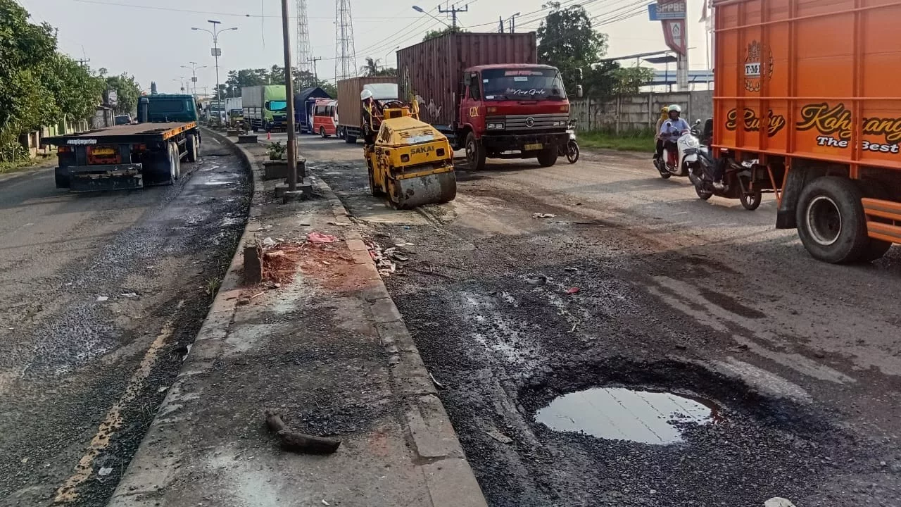 Ketua Komisi III DPRD Jabar Sebut Jalan Rusak Tak Bisa Diselesaikan Hanya dengan Jalan Berbayar, Soroti Tonase Kendaraan Berat