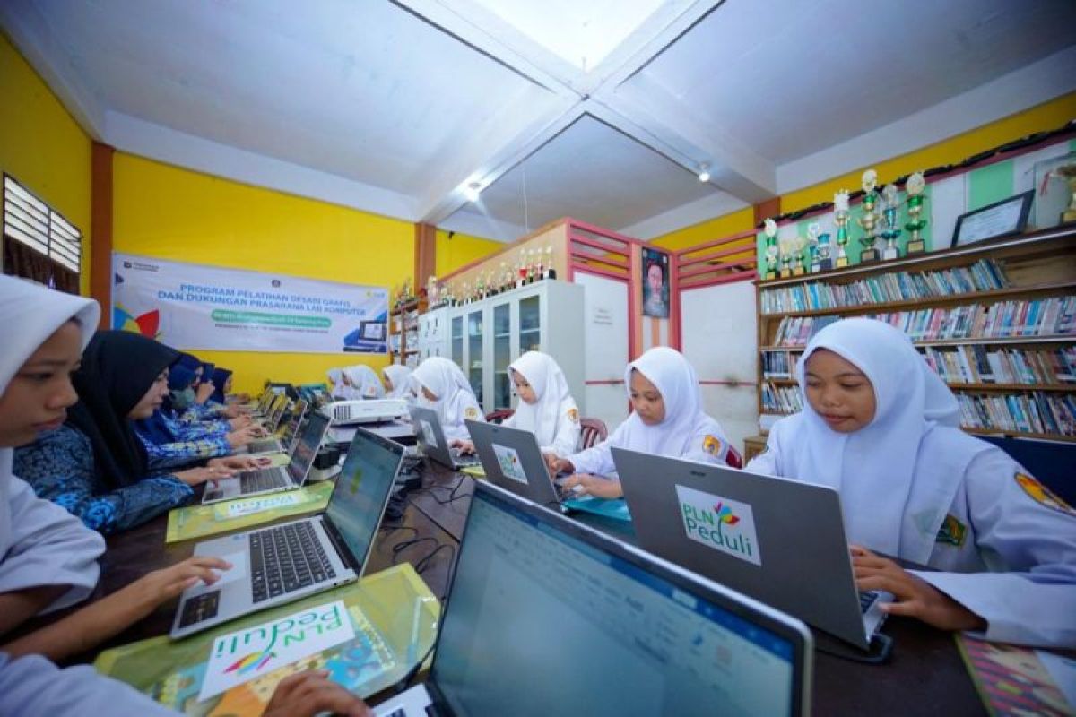 PLN Sumut Bekali Siswa MTs di Langkat Pelatihan Desain Grafis dan Laboratorium Komputer untuk Perkuat Literasi Digital
