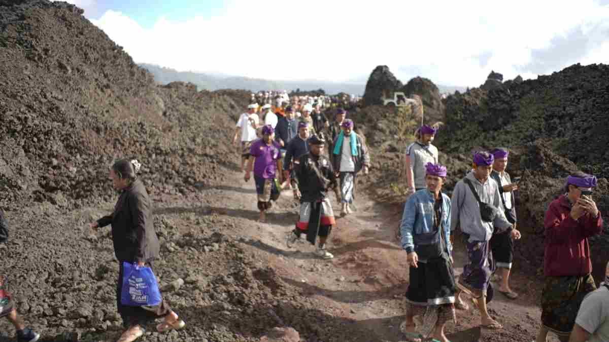 Ribuan Krama Adat Batur Napak Tilas Rute Evakuasi 1926, Teguhkan Ikatan Spiritual dengan Bayung Gede
