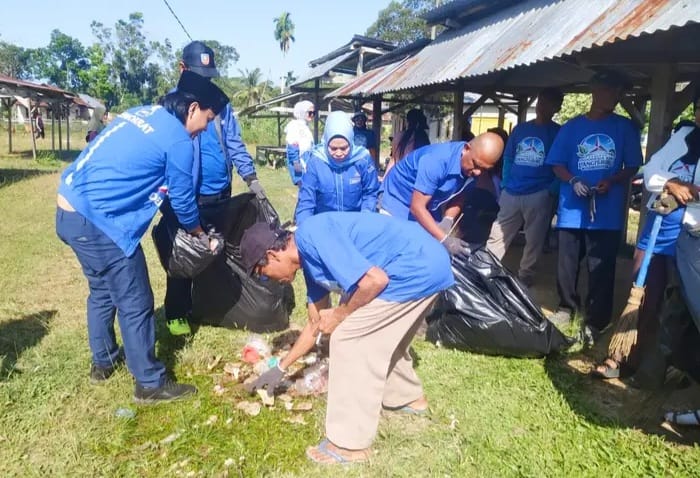 HUT ke-25 Partai Demokrat, Kader Konsel Bersihkan Pasar dan Masjid di Desa Lamooso