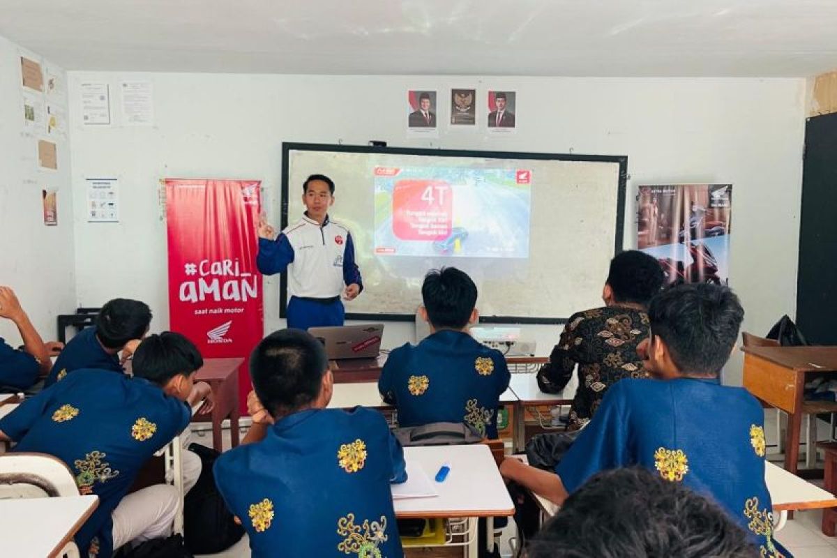 Astra Motor Kalbar Bekali Puluhan Pelajar SMKN 9 Pontianak Teknik Dasar Safety Riding Lewat Program #Cari_aman