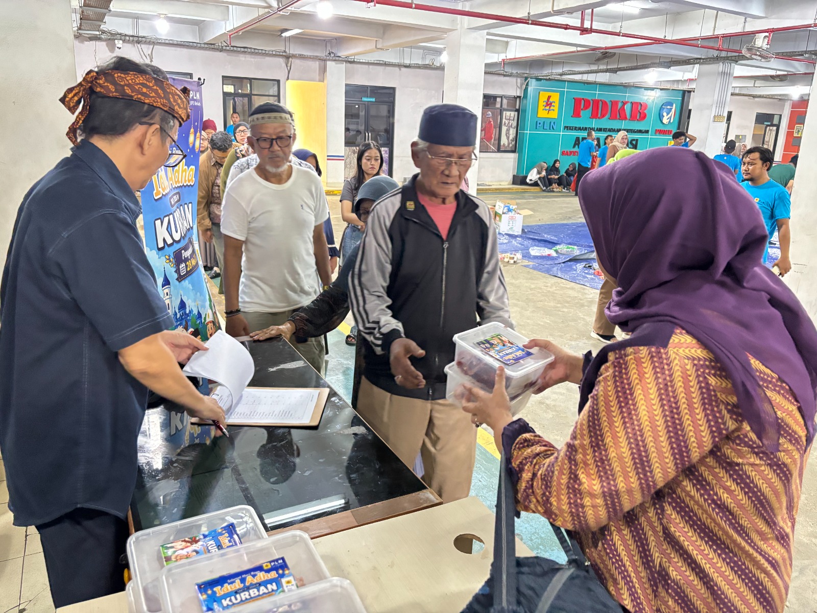 PLN UID Jawa Barat Potong 232 Hewan Kurban, 26.601 Paket Daging Dibagikan ke Warga Dhuafa di 8 Wilayah