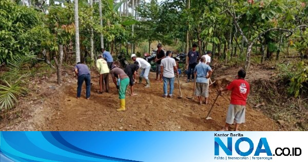 Babinsa Kodim 0108/Aceh Tenggara Turun Timbun Sisi Jembatan Beton di Desa Bunga Melut, Warga: Pekerjaan Terasa Lebih Ringan
