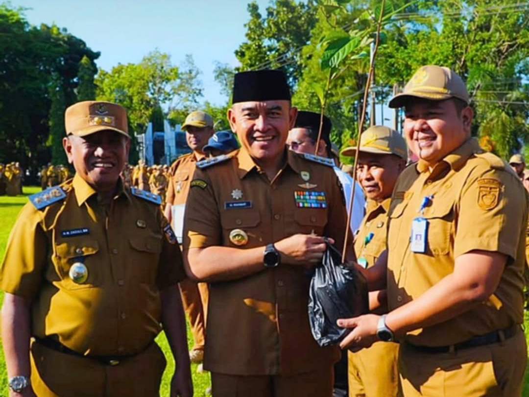 Pemkab Tanah Laut Salurkan Bibit Pohon Ulin dan Beri Insentif Rp5 Juta ke Desa Karang Rejo sebagai Juara ProKlim