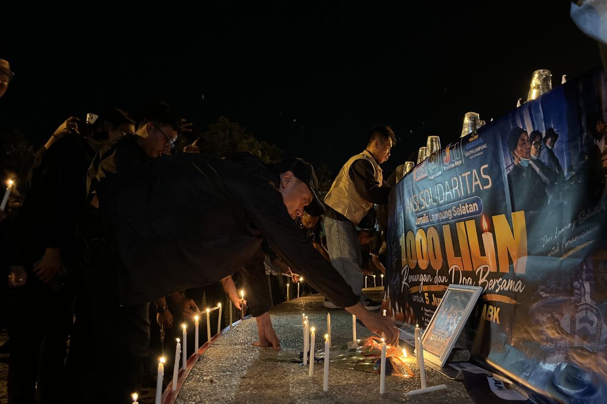 1.000 Lilin dan Doa Jurnalis Lampung Selatan untuk 5 Wartawan dan 3 ABK yang Hilang di Selat Sunda
