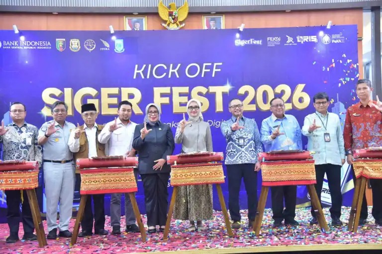Anggota Komisi III DPRD Lampung Diah Dharma Yanti Uji Coba Langsung Sistem Pembayaran QRIS TAP di BRT ITERA, Dukung Transportasi Digital