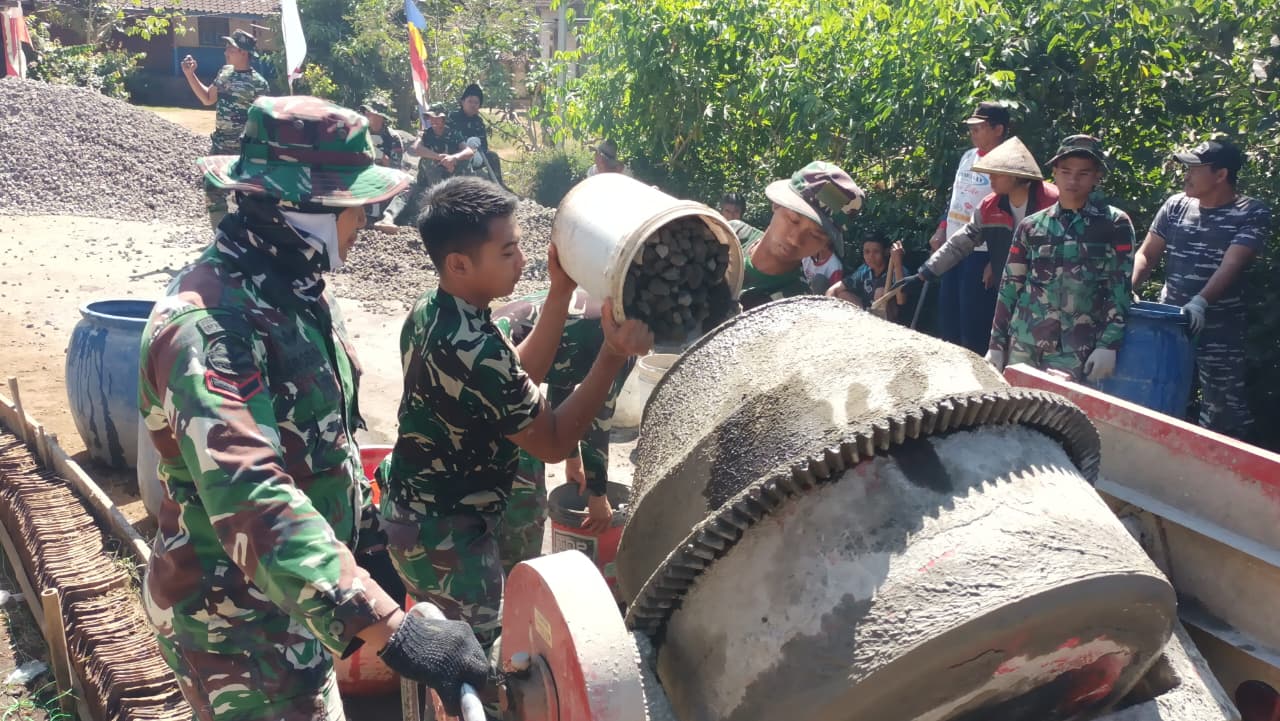 TMMD Reguler ke-129 di Desa Cukil: Mesin Molen Jadi Andalan Percepat Pengecoran Jalan Menuju Rampung