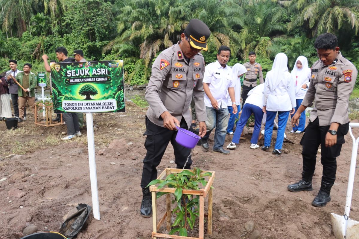Polres Pasaman Barat Tanam 1.000 Batang Pohon di Bekas Tambang Galian C, Durian hingga Jengkol Ditanam di Aliran Sungai