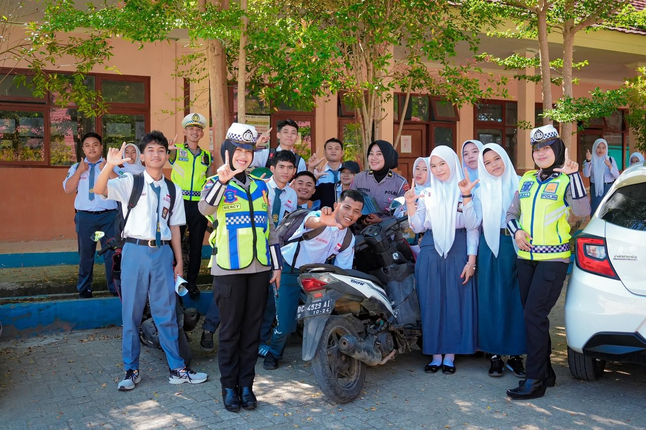 Polantas Polda Sulbar Berbaur dengan Pelajar SMK di Mamuju, Tanamkan Kesadaran Tertib Lalu Lintas Lewat Pendekatan Santai