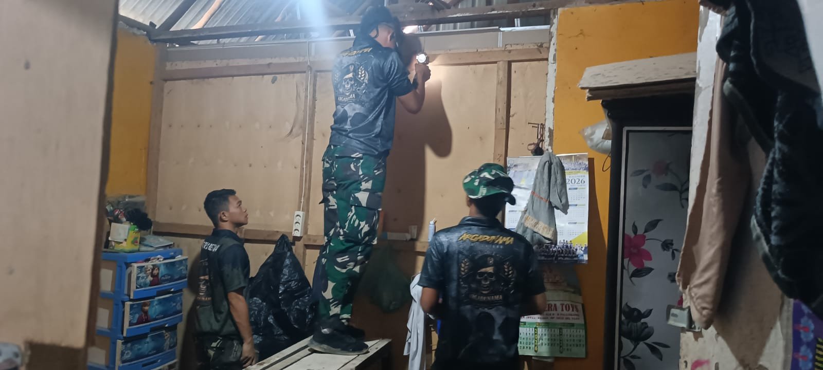 Rumah Sumilah di Palembang Direhab Lewat TMMD ke-129, 7 Personel TNI dan 3 Warga Gotong Royong Pasang Pelapon dan Melamir Dinding